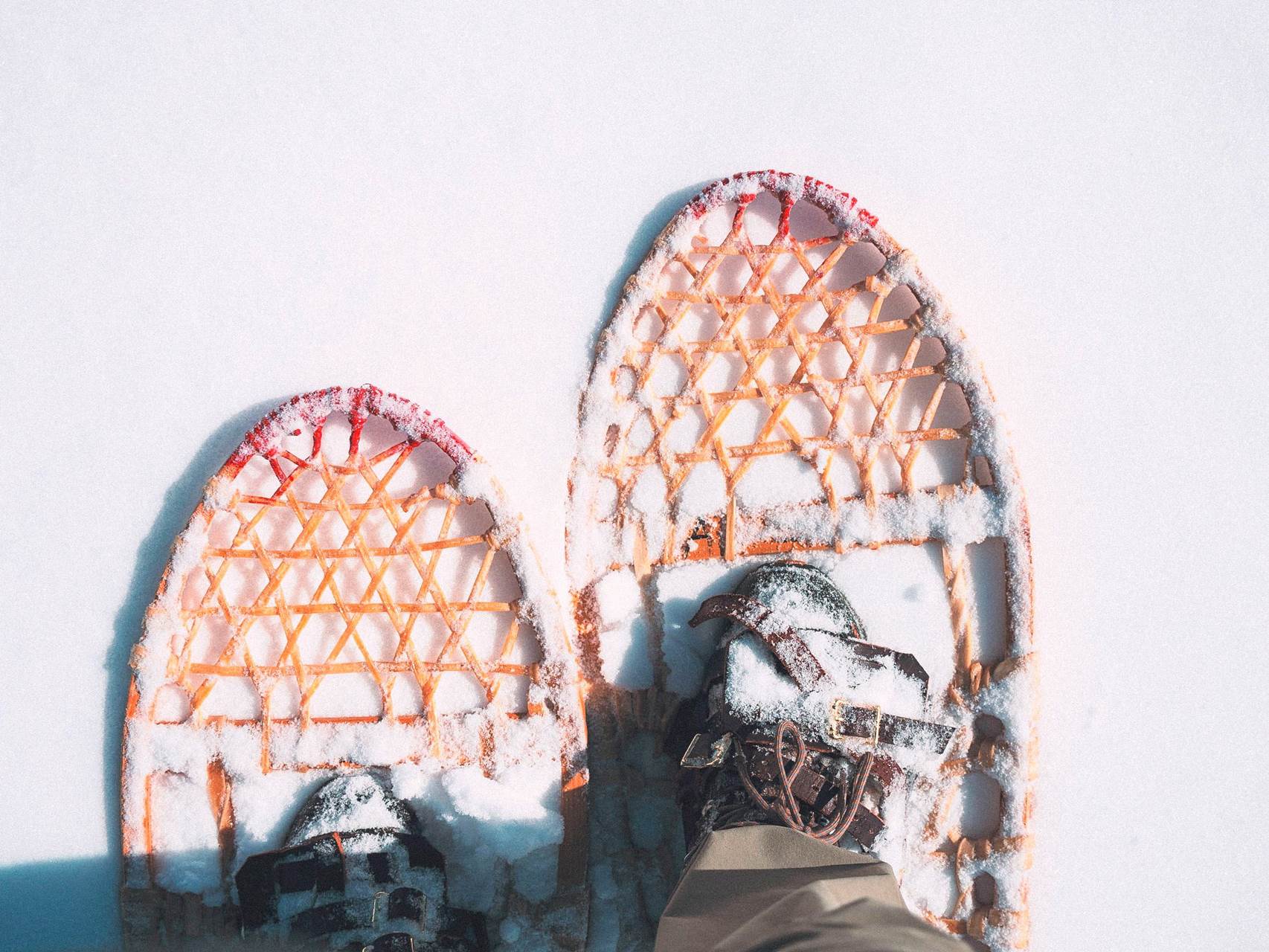 Füße mit Schneeschuhen von oben
