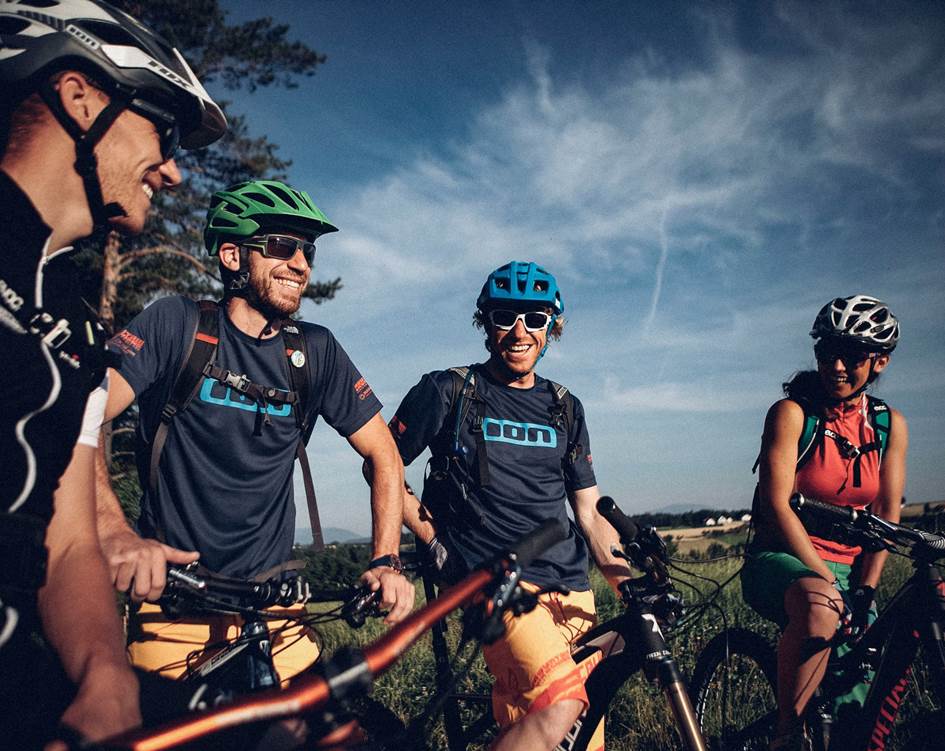 Der Wiener Alpenbogen ist ein Paradies für alle, die das Glück auf zwei Rädern suchen Radfahrer machen Pause und lachen