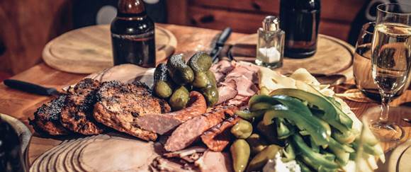 Genießen Sie Spezialitäten von regionalen Schmankerl-Produzenten Brettljause