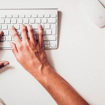 Kontrollieren Sie Ihre Unterlagen auf korrekte Rechtschreibung und Grammatik Hände tippen auf Computertastatur