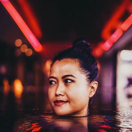 Verlängern Sie Ihre Entspannungsphase in der „Langen Nacht der Therme“ Frau schwimmt im Pool