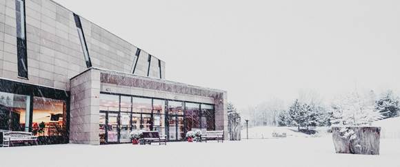 Das Thermenhotel Linsberg Asia - der perfekte Ausgangsort für viele Winteraktivitäten Außenansicht Thermenhotel Linsberg Asia im Schnee