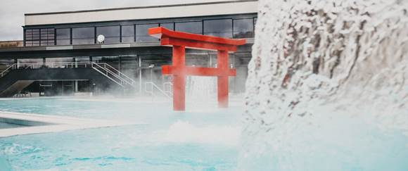 Entspannen Sie in unserem nachhaltig geheizten Wellnessbereich Außenpool des Thermenhotels Linsberg Asia