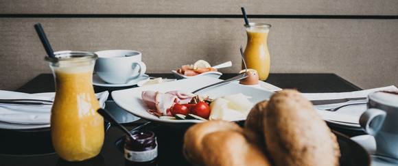 Die besondere Idee für Genießer in jeder Hinsicht - das Angebot Breakfast & Therme Gedeckter Frühstückstisch