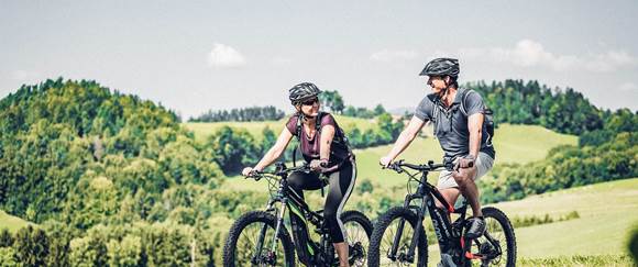 Freuen Sie sich auf abwechslungsreiche Strecken im Radfahrer-Paradies Bucklige Welt Radfahrer in hügeliger Landschaft