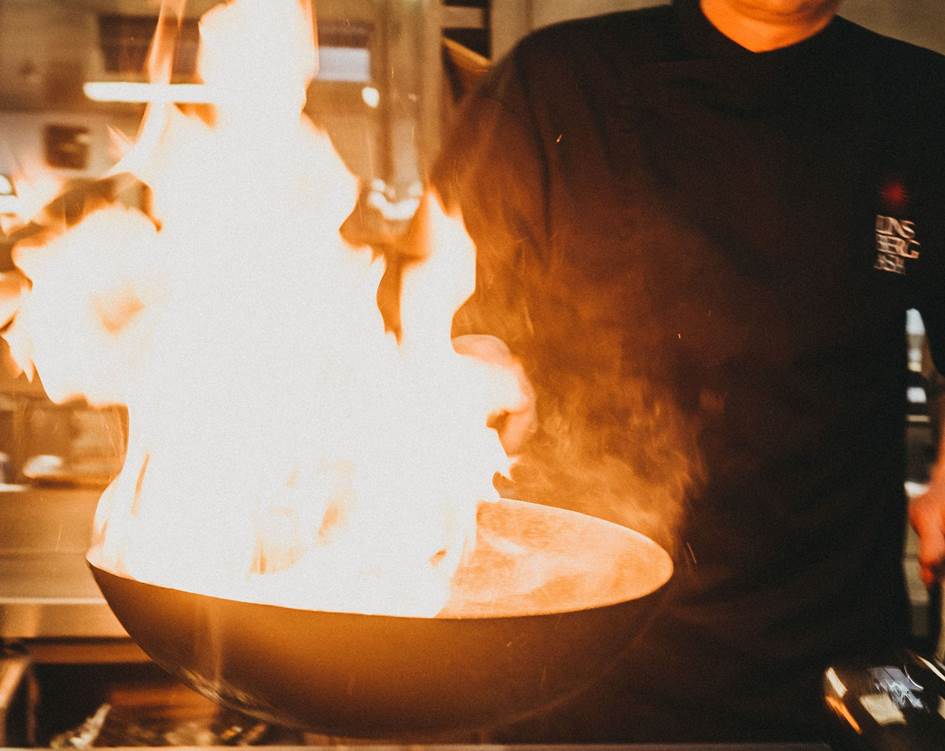 Mache deine Ausbildung im Thermenresort Linsberg Asia in Bad Erlach in Niederösterreich Koch mit brennender Pfanne