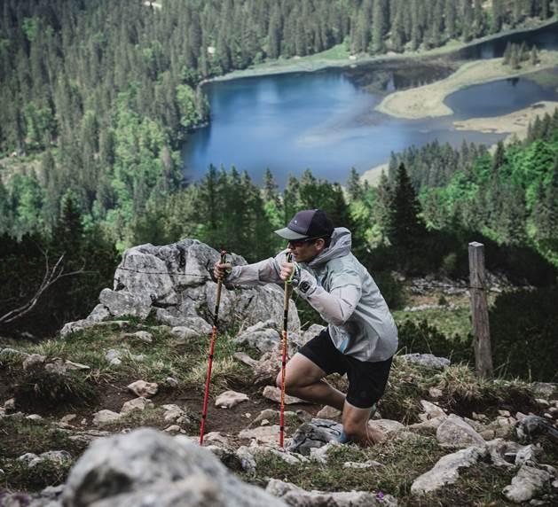 In den malerischen Wiener Alpen, lässt es sich nach Herzenslust spazieren gehen und laufen Mann beim Nordic Walking am Berg