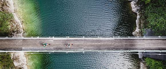 Freunde der Laufstöcke und gemütliche Spaziergänger können direkt vom Hotel starten Wanderer auf Brücke von oben