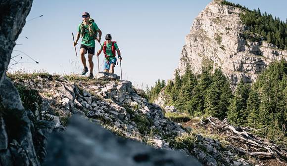 Wandern Sie durch alle Jahreszeiten und entdecken Sie bewegt die Schönheit der Natur Wanderer am Berg