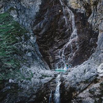 Erkunden Sie die idyllische Landschaft Niederösterreichs bei Wanderausflügen oder Klettersteigtouren
Wanderer vor Wasserfall