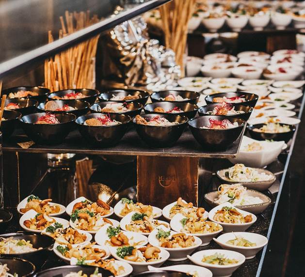 Freuen Sie sich auf eine große Auswahl an österreichischen und internationalen Köstlichkeiten Reich bestückter Buffettisch