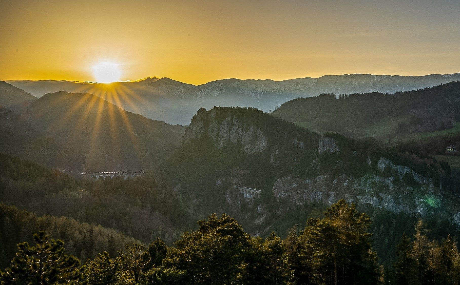 Sonnenaufgang über Berglandschaft