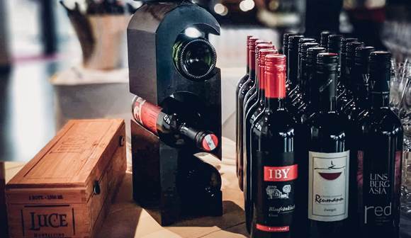 Unsere Vinothek bietet zahlreiche österreichische und internationale Weine Weinflaschen