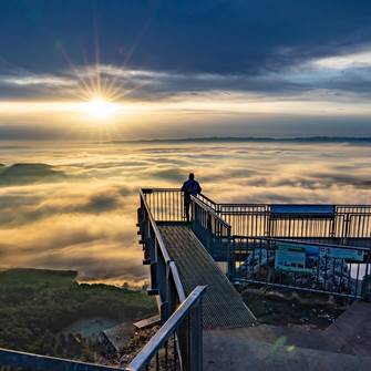 Erkunden Sie die nahegelegenen Wiener Alpen in ihren vielen Facetten Wanderer auf Aussichtsplattform über Wolkenmeer