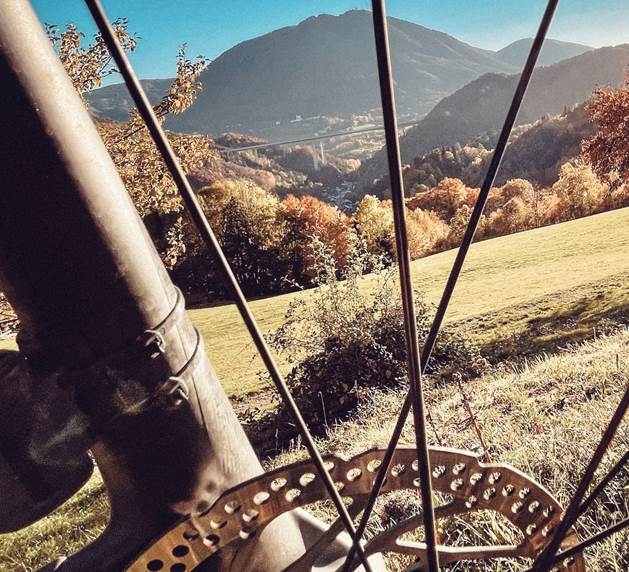 Erobern Sie die herrliche Landschaft der Buckligen Welt und der Wiener Alpen mit dem Fahrrad Landschaft durch Speichen eines Fahrrads