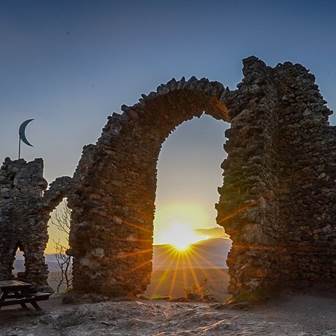 Besuchen Sie die Ruine Türkensturz und genießen Sie herrliche Ausblicke Ruine Türkensturz im Sonnenuntergang