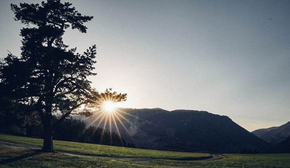 Probieren Sie eine actionreiche Tagestour mit verschiedenen Gefährten Sonnenuntergang in Berglandschaft