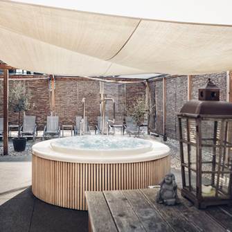 Close your eyes and go on a mental journey in one of our whirlpools Whirlpool in the outdoor area of the spa Linsberg Asia