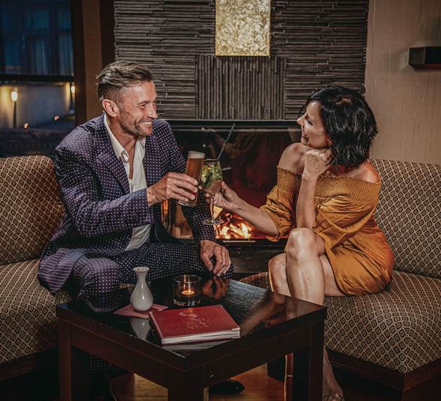Erleben Sie die alljährliche Fusion Night des Thermenhotels Linsberg Asia Paar in Lounge stößt mit Cocktails an