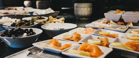 Probieren Sie unseren Fusion Brunch - österreichischer und fernöstliche Küche kombiniert Speisen am Buffet