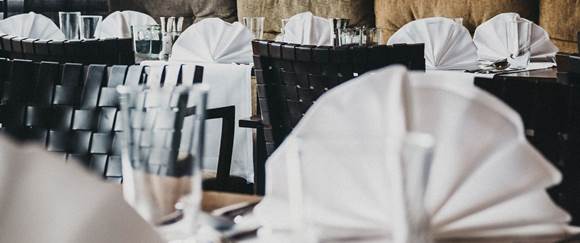 Kombinieren Sie Ihren Thermentag mit Frühstück oder Abendessen im Linsberg Asia in Bad Erlach Gedeckte Tische im Restaurant