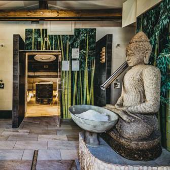 Verwöhnen Sie Körper und Geist mit asiatischen Massagen und Kosmetikbehandlungen Eingang zur Sauna des Resort Linsberg Asia