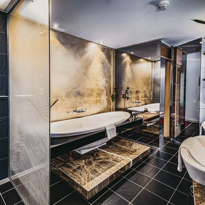 Bathroom in the hotel room of the Linsberg Asia