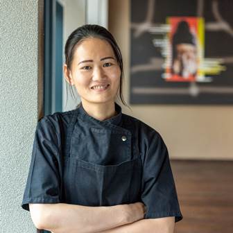 Bei uns stehen Ihnen alle Türen offen Mitarbeiterin des Resort Linsberg Asia