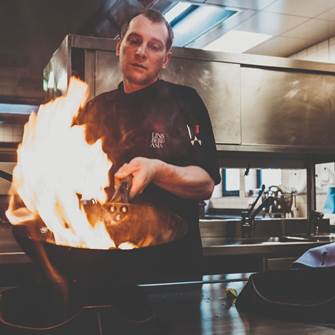 Zeige bei Lehrlingswettbewerben was du kannst Koch flambiert in Wok