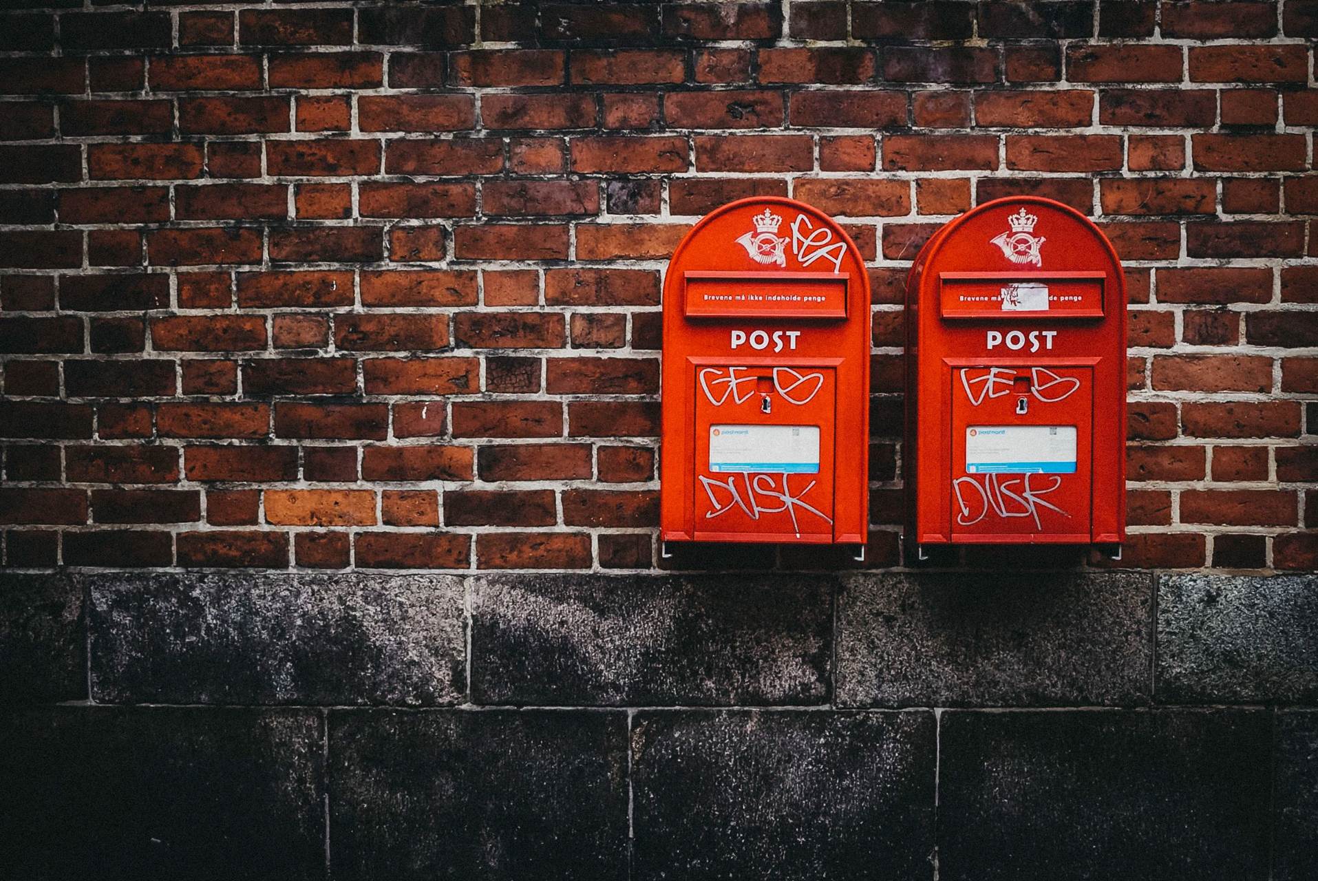 Briefkästen an der Wand