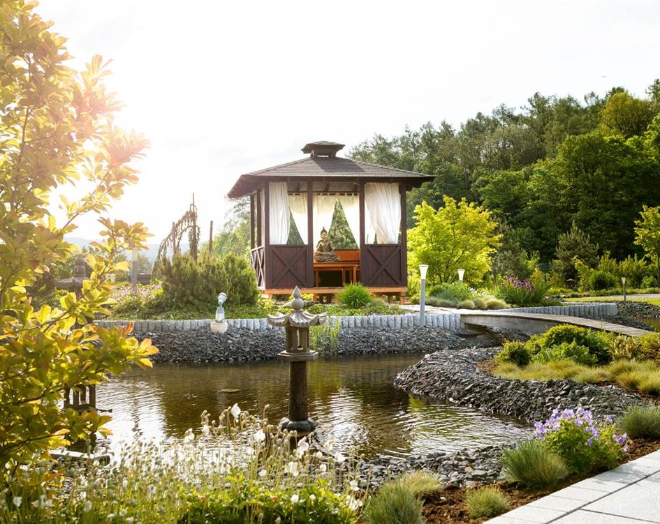 Ruhen Sie sich auf einer der Sonnenliegen im Zen-Garten aus Thai-Hütte im Zen-Garten des Thermenhotels Linsberg Asia