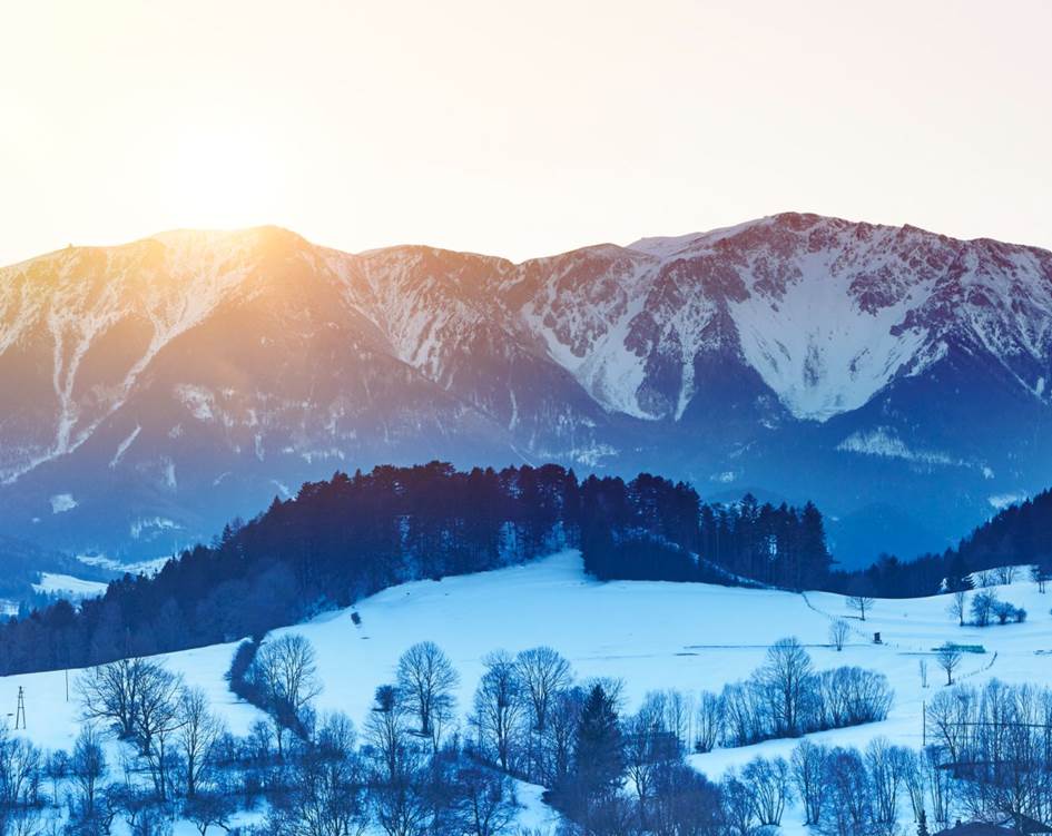 Viele stille Winkel, Aussichtswarten mit Fernblickgarantie und inspirierende Spazierwege erwarten Sie Schneebedeckte Landschaft