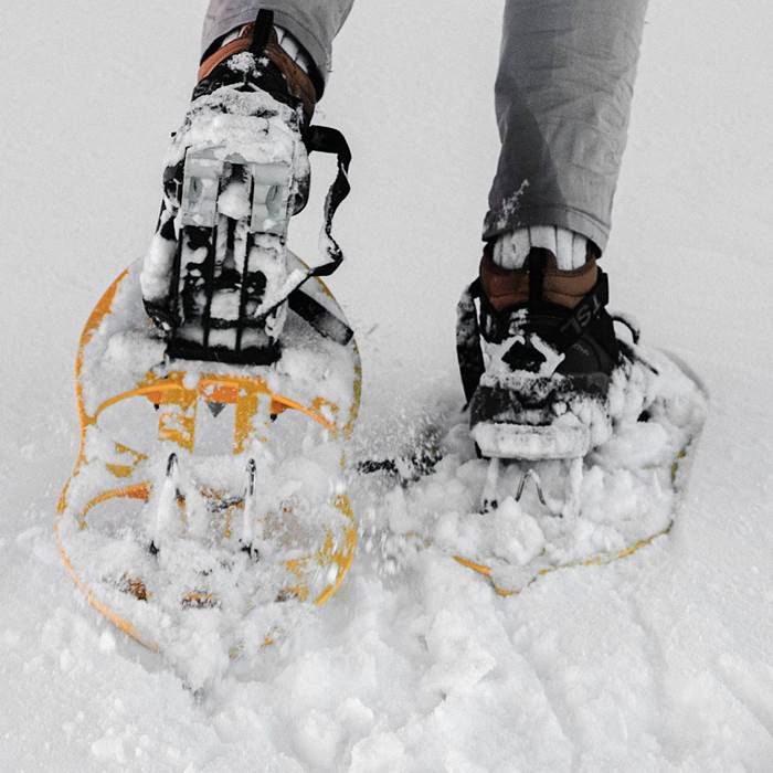 Aktives Erleben in traumhafter Winterlandschaft macht einen Thermenurlaub bei uns in Bad Erlach erst perfekt Füße mit Schneeschuhen im Schnee