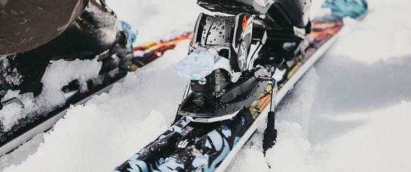 Genießen Sie tiefgehende Erholung und winterliche Aktivitäten in Ihrem Urlaub Nahaufnahme Person steigt in Skier