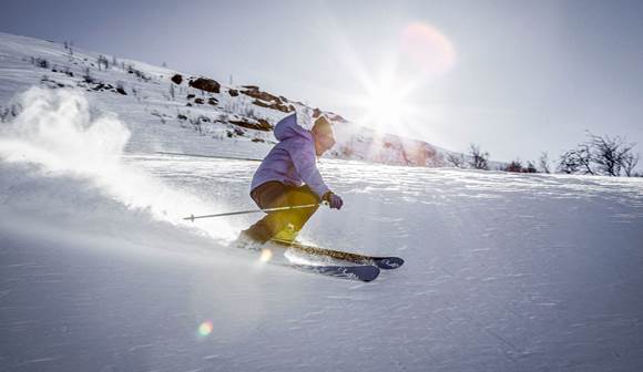 Genießen Sie unbeschwertes Skivergnügen in einem der beliebten Skigebiete in unserer Nähe Skifahrer auf Piste