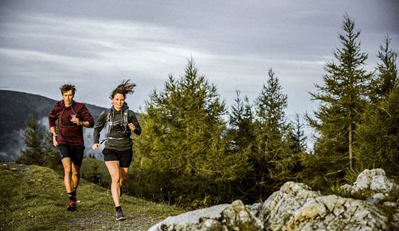 Genießen Sie schöne Strecken und freuen Sie sich auf ein anschließendes Bad im Thermalwasser Jogger auf Bergpfad